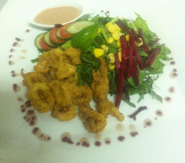 misstskitchen's tweet photo. #Tuesday #Lunchspecial #SpicycalamariOrganicSalad http://t.co/HHu8kZy7LO