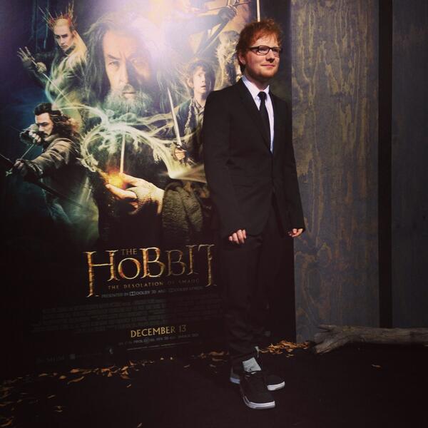TheHobbitMovie's tweet image. .@EdSheeran is here! Who can't get enough of his new song, "I See Fire" from #TheHobbit soundtrack? #HobbitPremiere