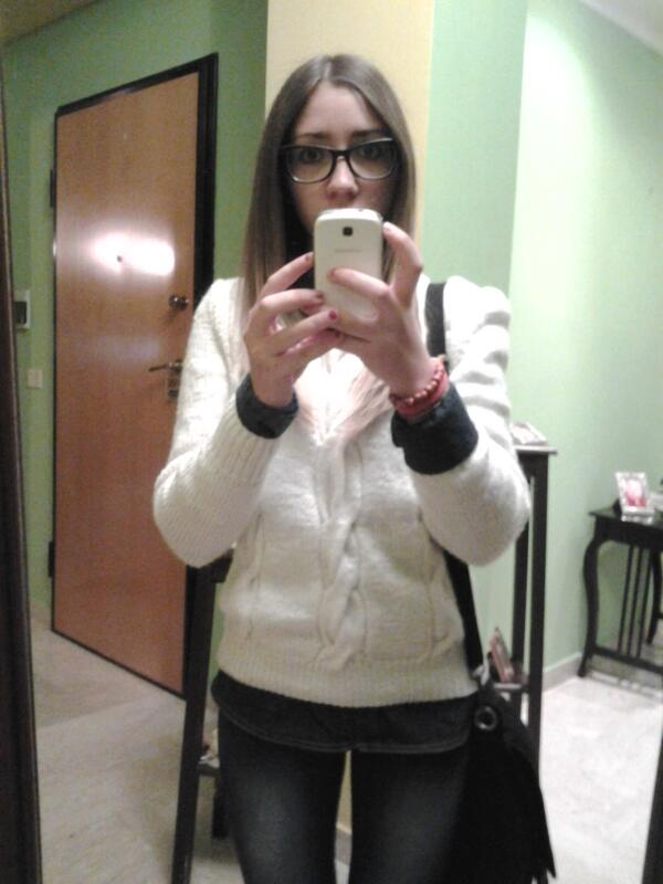96_Shaila's tweet photo. Si va a scuola. Mi aspetta il compito di francese... #buonafortunaame #buongiorno http://t.co/1Ksb3VVeDj