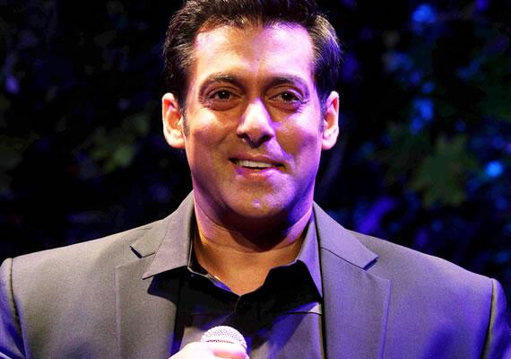 SalmanFanBase's tweet photo. Salman Khan Invites Fans For First Trailer Launch... http://t.co/xHxjmfQfON @BeingSalmanKhan #JaiHo http://t.co/XJjNz8XQoN