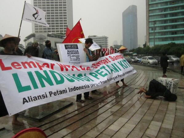 jakmud's tweet photo. aksi teaterikal menolak WTO http://t.co/HBif1fvpCz