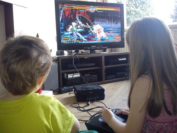 TheVGMarket's tweet photo. Tbh both my kids love retro games, here they are recently playing on the #neogeo http://t.co/UNSqBEN2jO