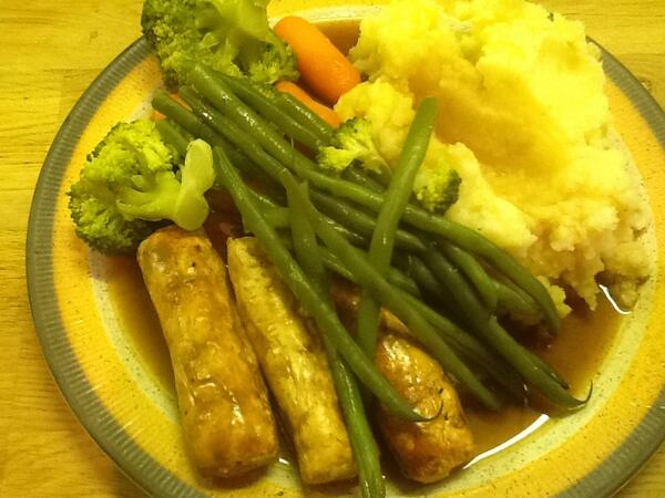 SWsmiffy's tweet image. Syn free dins: low fat Quorn sausages, mash, veg and oxo cube gravy - delicious! #slimmingworld #tweetwhatyoueat