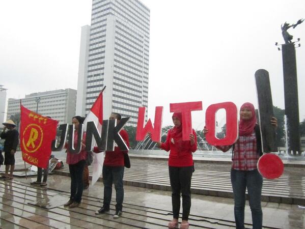 jakmud's tweet photo. Ayo, bung! Bangkit! "@imamsholat: saatnya bangkit berdaulat! RT jakmud: Junk WTO! aksi FPPI di Bundaran HI, Jakarta. http://t.co/Q6aeausoEw"