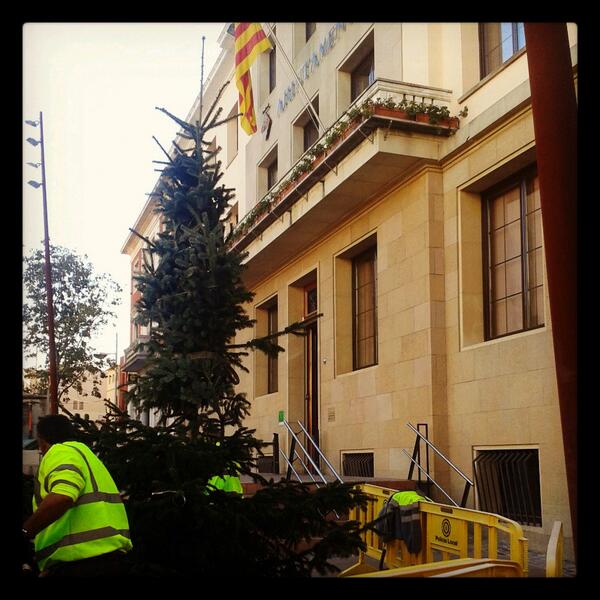 ajlagarriga's tweet photo. Ara a #lagarriga es col·loca l'arbre de #Nadal a la plaça de l'Església http://t.co/OsD5WJIDTb