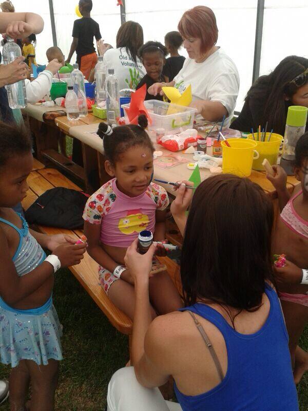 kleine_zalze's tweet image. Here one of the beautiful little girls is getting her face painted. #PebblesProject