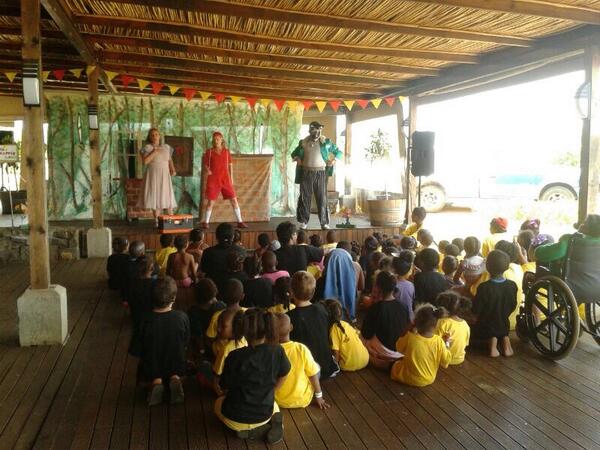 kleine_zalze's tweet image. Putting on a show for the kids. #PebblesProject #ChristmasParty