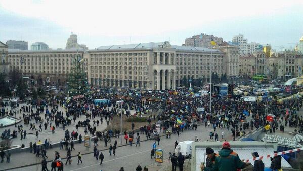 evrotraktor's tweet photo. Майдан зараз #євромайдан #Euromaidan фото: Алексей Нарышкин http://t.co/U0ZfGAASO0