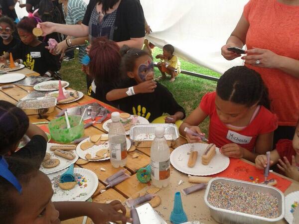 kleine_zalze's tweet image. Getting their hands dirty &amp;amp; bellies full - making their own dessert! #PebblesProject #ChristmasParty