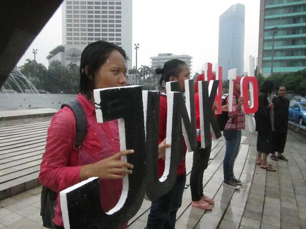 jakmud's tweet photo. Lempar ke wc juga! RT @lordjune: Lempar ke tempat sampah. "jakmud: Hujan badai lanjut terus!! Usir WTO!! @lordjune http://t.co/YLVypXsg2m"