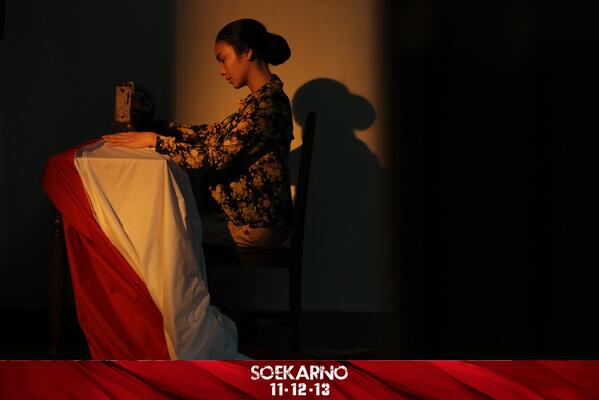 SoekarnoFilm45's tweet photo. Fatmawati menjahit bendera pusaka saat sedang mengandung anak pertama Bung Karno. #FilmSoekarno http://t.co/A2hT5j1HuM
