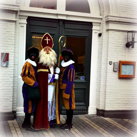 MerlindeBreda's tweet photo. Natuurlijk rijdt Sinterklaas ons huisje niet stilletjes voorbij! Hij was vandaag op bezoek, met zijn Pieten... http://t.co/1fOl4sEuXu