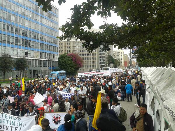 DignidadAgro's tweet photo. Huila, Risaralda, Cauca, Caldas, Tolima, Magdalena, Nariño Presentes exigiendo a @JuanManSantos cumplir lo pactado. http://t.co/pblqaMfSsp