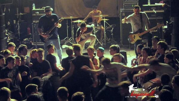 Keepernull's tweet image. the @strayfromdapath show in Hamburg was crazy. Full Live Set coming tomorrow!