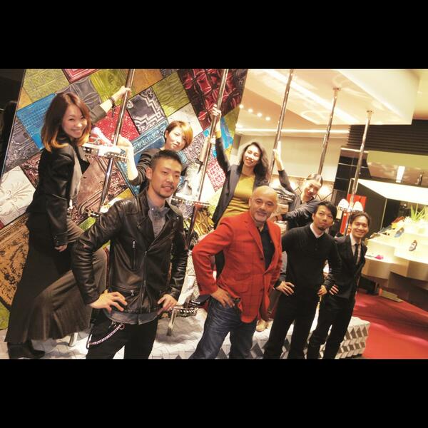 Christian Louboutin こんにちは青山 Mr ルブタンと青山店のスタッフは 新たな青山旗艦店のオープンでお祝いムード満点です Louboutinaoyama Http T Co Pih8fvylcr