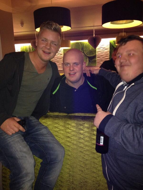 howey1992's tweet image. @peared5 and the main man before the final #MVG #topbloke