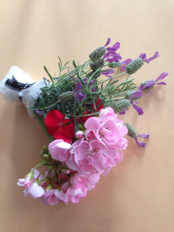 6ccggs's tweet photo. Random acts of kindness in 6C in our last week.  Secret friends bringing flowers for their friends. http://t.co/bcuaMss4rA