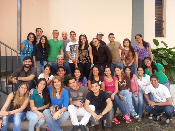 adapombo's tweet photo. Saludos http://t.co/TiFPClSR1G