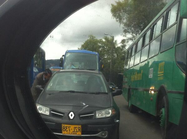 soat_co's tweet photo. Bus del SITP causa choque multiple en Calle 170 con Cra 58. http://t.co/djvGP2bieB