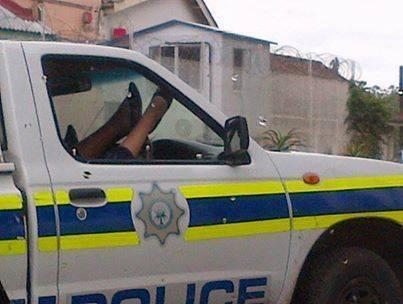 AgangSA's tweet photo. Let's ask Riah Phiyega. LOL ---> “@Taukhati: @AgangSA  who is posing here?  http://t.co/FQOeopL32F”