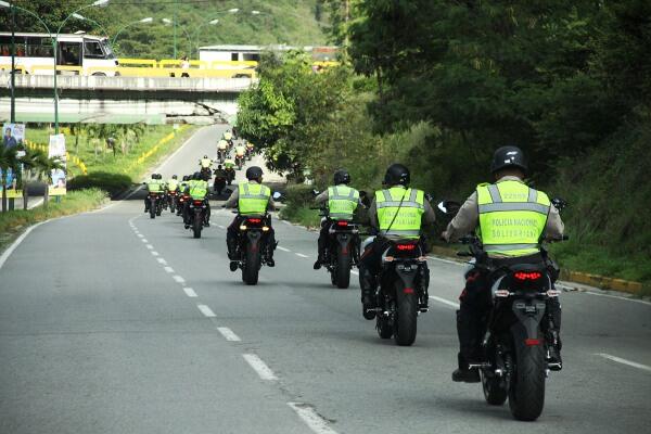 NestorLReverol's tweet photo. ¡En Imágenes! Desplegados efectivos de la PNB en vía rápidas del área Metropolitana de Caracas. #FOTO4 http://t.co/ocPTqF9GH0