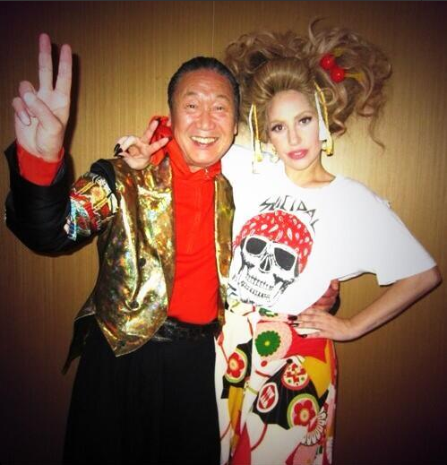 GAGA_JAPAN's tweet photo. 【レディー・ガガ（Twitter訳）】私と山本寛斎氏。彼は天才。 #artRaveFASHION http://t.co/hzh1zAG0QG