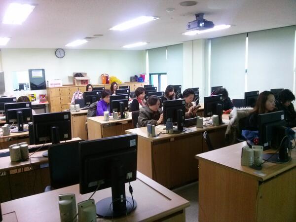 qqrator's tweet photo. 무척진지 하시네요^^ http://t.co/YAM7QnRNoE