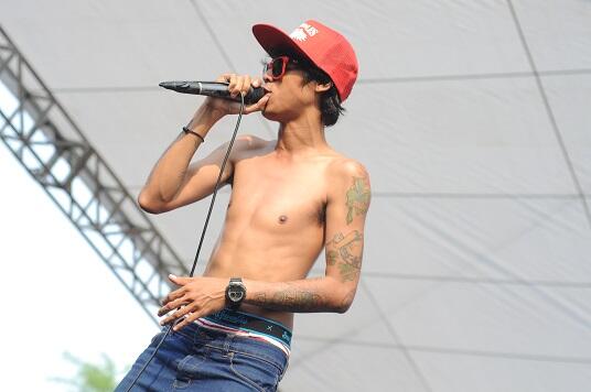 fisf3st's tweet photo. performance @monkeybootsjkt at FISFEST 3 SMKN 56 Jakarta #fisf3st http://t.co/hCbzYTblfP