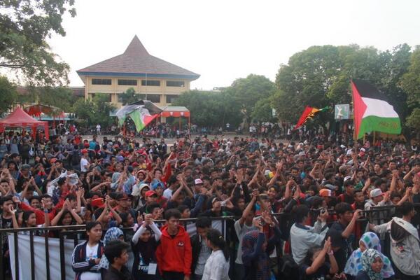 fisf3st's tweet photo. Again perform @monkeybootsjkt at SMKN 56 Jakarta #fisf3st http://t.co/JkZles3jKd