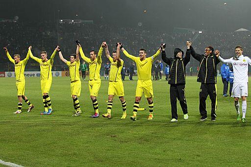 BVB's tweet photo. Gute Nacht, Viertelfinalisten! // Good night, all you quarter-finalists out there! #bvb #dfbpokal #echteliebe http://t.co/fXQz14o9Zp