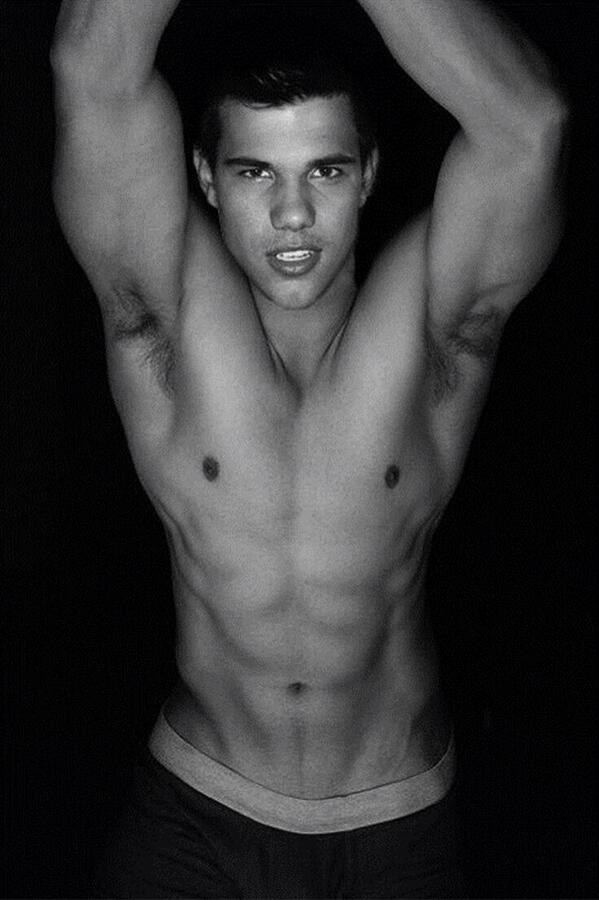 ManCandyWeek's tweet image. Taylor Lautner. #ThemMuscles 😍😘