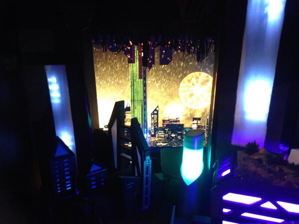 Great pic! RT <a href="/LadyinPublic/">Ashley Hughes</a>: <a href="/projecteleo/">projecteleo</a> #OCAD <a href="/mayajmedeiros/">Maya Medeiros</a> futuristic cities and wearable technology