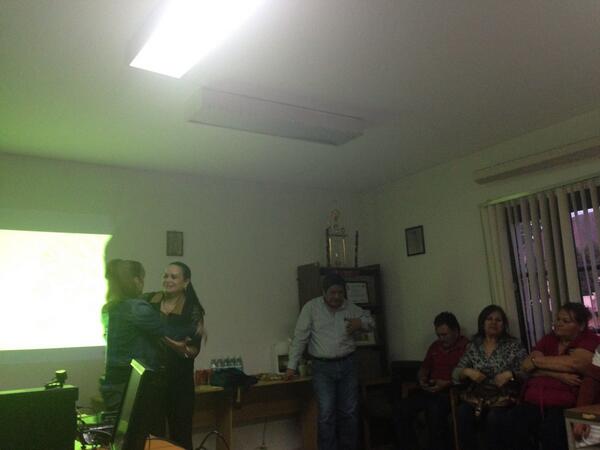 rubencontrerash's tweet photo. Recibe @SusanaPRIGyms a Secretaria de gestión social del @CDEPRISonora en #Guaymas http://t.co/1wsKsCMXhn