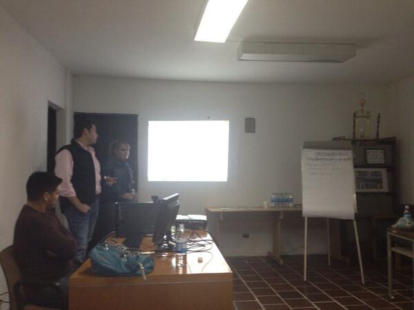 UR_Guaymas's tweet photo. Trabajando en @PRIGuaymas en capacitación de credencialización. Un placer trabajar de la mano de @SusanaPRIGyms http://t.co/gZUdHzzhZ1