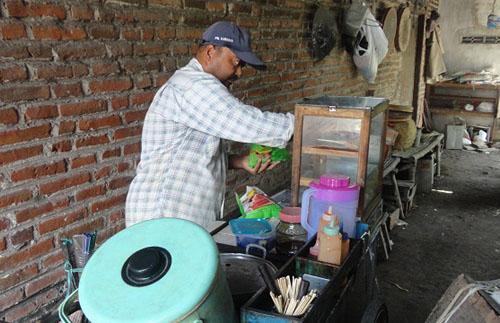 Kisah Pak Ali, Penjual Sosis Keliling Jadi Caleg PKS beritajatim.com/siapa_dia/1915… #AYTKTM