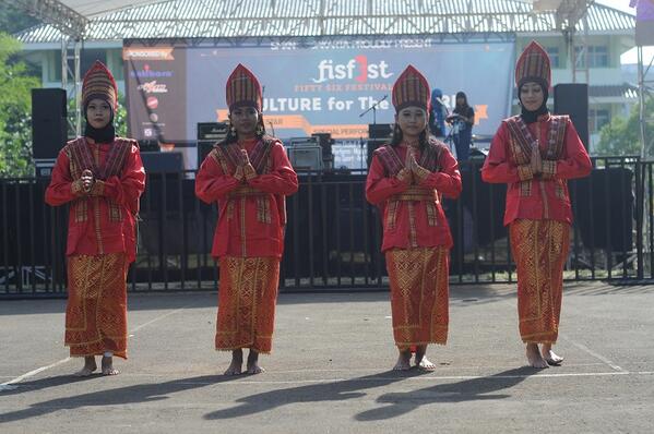 fisf3st's tweet photo. Traditional Dance from SMKN 56 Jakarta, STM ternyata masih punya budaya yg harus dipertahankan ;) #fisf3st http://t.co/GcQeVzj4Ya