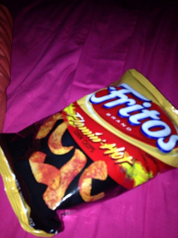 Ikatrina__'s tweet image. Just got bothered so now I have to open these..😕...I'll only eat a little though...#IGotProblems! #lol