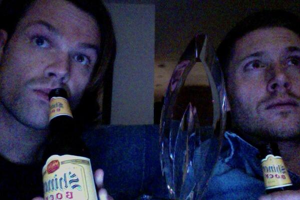 jarpad's tweet image. @amellywood this is how me and JA watch #supernatural , how do you watch #arrow? #PCA