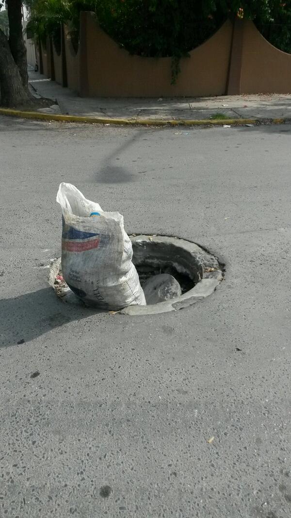 JessicaGarcia7's tweet photo. En donde reportar? Tiene + de un mes asi no han arreglado esta en calles Mazapil y Saintalto  Mitras centro @Cicmty http://t.co/kkthYhe4EI