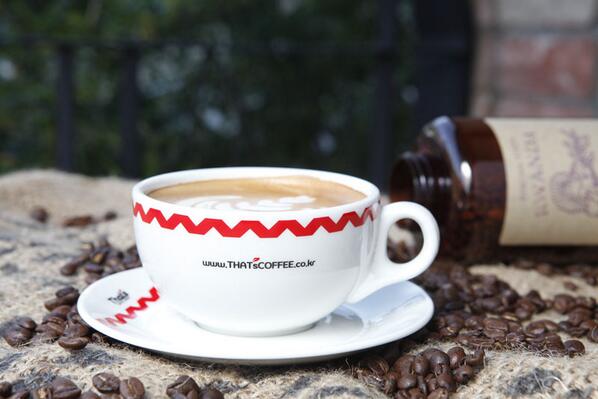 thats_coffee's tweet photo. 라떼,카푸치노의 차이에 대해 간혹 물어보십니다.쉽게 정의하면 라떼는 우유 양이 많아 고소한 맛이 강하고 카푸치노는 우유양이 적어 커피맛이 강하고 풍성한 우유 거품이 특징입니다. 오늘은 어떤 커피를 드시겠어요^^ http://t.co/uQefQCzlsa
