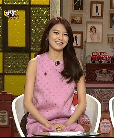 SooZarr's tweet photo. MC Sooyoung sweet in pink tonight ^_^ *hnggg~ http://t.co/Ydo7QslO3e