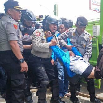 Sahabat PMII sambut kedatangan SBY di Sampang, Madura dg demo. 10 org diamankan... <a href="/AliMasykurMusa/">Ali Masykur Musa</a>