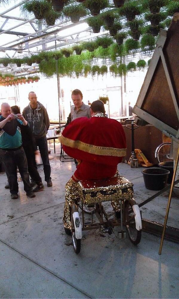 Feest in Emmeloord met de Ruysklaas op visite. Komkommerbij in de kas en de planten hangen hier aan het plafond