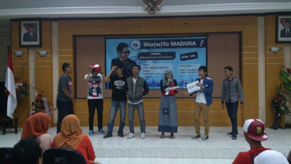 donopradana's tweet photo. #ShowToMadura with @TretanMuslim @mikysukses &amp; 4 comic bangkalan done :)) http://t.co/r04RV7SIJa