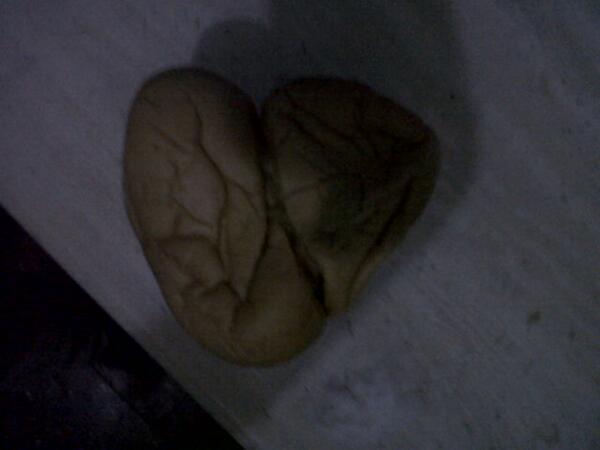Dominican_Man's tweet photo. Pan igual que un corazón!!!!!!! http://t.co/cSvOX7p9Az