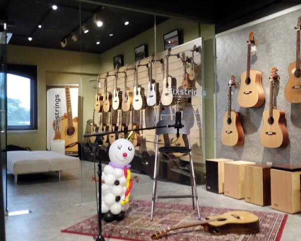 SixstringsMY's tweet image. Guess what&apos;s coming up? #jingle #maestroguitars #nofilter #Christmas