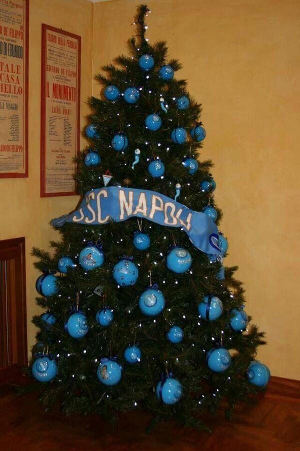 muzzone84's tweet photo. Questo si che è un albero di Natale http://t.co/UbCJrqmwRp