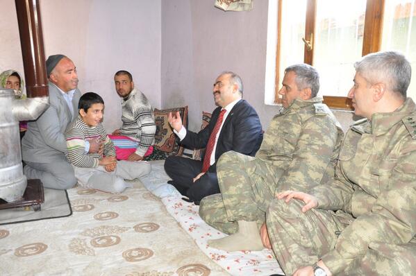 SiirtValiligi's tweet photo. @vali_ahmetaydin Şirvan-Pirinçlik köyünde özürlü 4 çocuğu olan Gündürün ailesini ziyret etti.
http://t.co/eCHkMp1qQf http://t.co/xPFvJ1jnrY