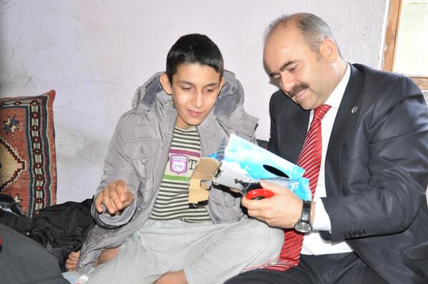 SiirtValiligi's tweet photo. Şirvan-Pirinçlik köyünde dört çocuğu özürlü olan Gündürün ailesine,Devletin şefkat elli uzandı. @vali_ahmetaydin http://t.co/TgT34jHv4o