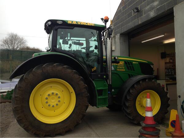 jasontbrooker's tweet photo. That's not going in there!!!!  #bigunitsmallhole http://t.co/52BTQsqN27
